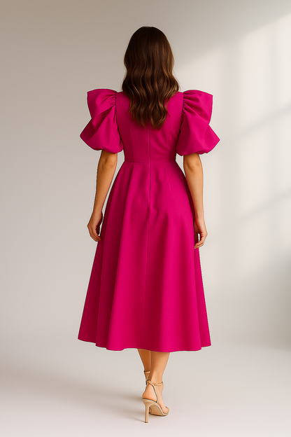 Pink midikjole med høje puffærmer og elegant a-form